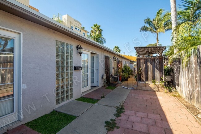 Building Photo - Pacific Beach 1 Bedroom Cottage with Parki...