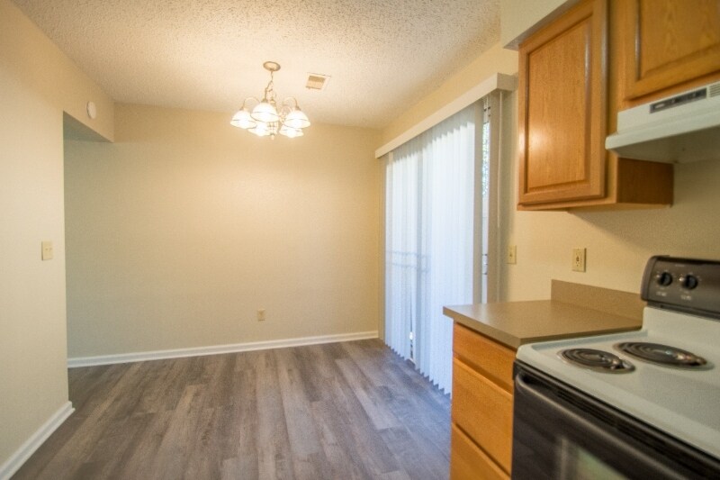 Building Photo - 221 Peppertree Ln