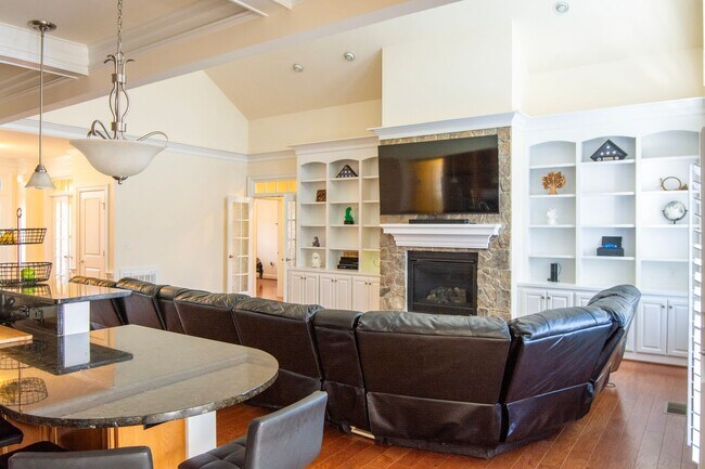 Building Photo - 6883 Birmingham Dr