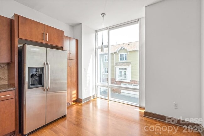 Building Photo - 2200 Lyndhurst Ave