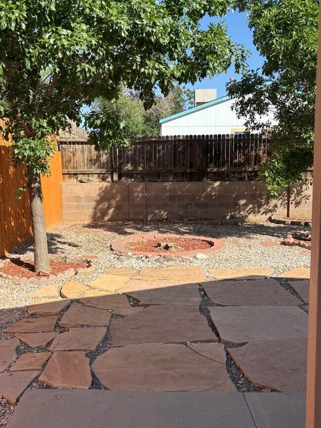 Building Photo - Charming 2 Bed, 2 Bath Home in Rio Rancho