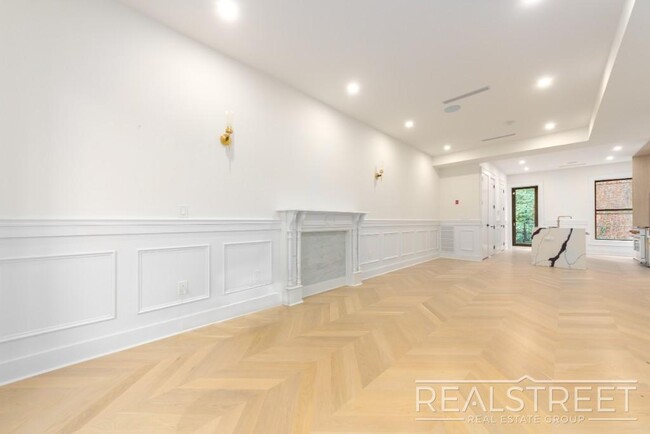 Building Photo - Magnificant Brownstone Triplex in Crown He...