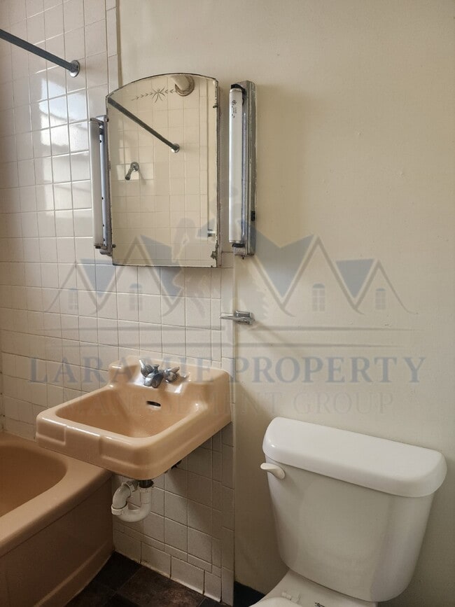 Building Photo - Studio Apartment close to University of Wyoming