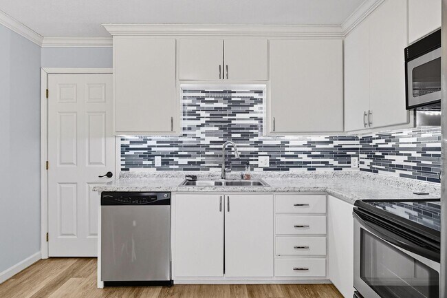 Building Photo - 455 Lakeview Dr