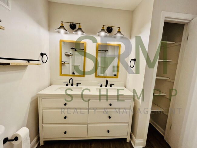 Building Photo - Remodeled one bedroom condo off Gardiner Lane with laundry and pool access!