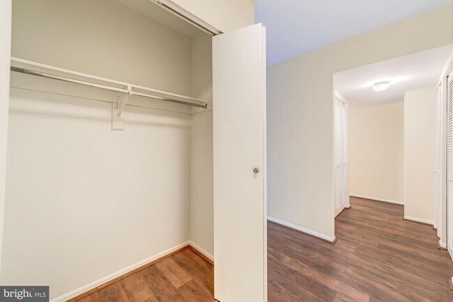Building Photo - 9705 Kings Crown Ct