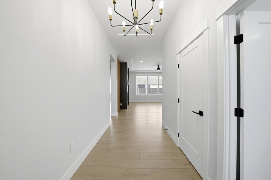 Building Photo - 2548 Casa Bella Ave