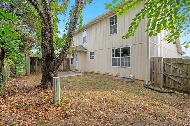 Building Photo - 717-719 E Watermill Cir