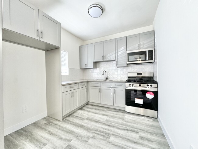 Building Photo - 1058 Normandie Ave