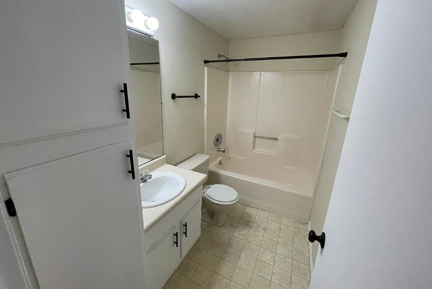 Building Photo - 2213 Cinnabar Pl