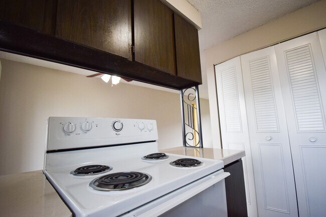 Building Photo - Move In Special! Single Level 2-Bedroom Ap...