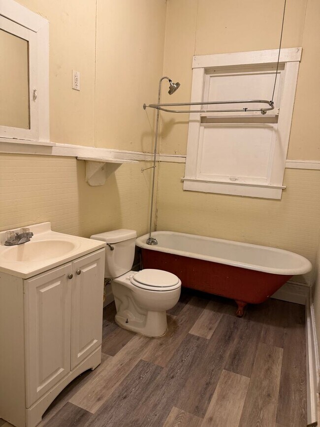 Building Photo - 557 Merrick St