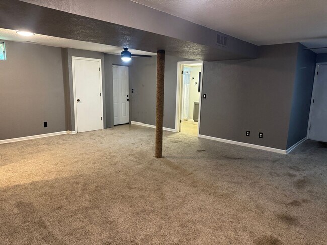 Building Photo - 404 E Maple St