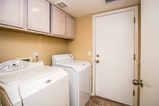 Building Photo - 4BR/2.5 BA. Located in the Desert Ridge