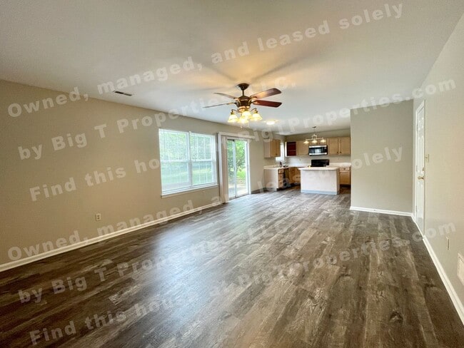 Building Photo - Large 4 bedroom 2.5 bath 2 car garage hous...