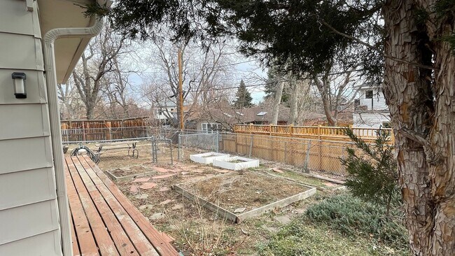Building Photo - Spacious 4-Bedroom with Mountain Views & U...
