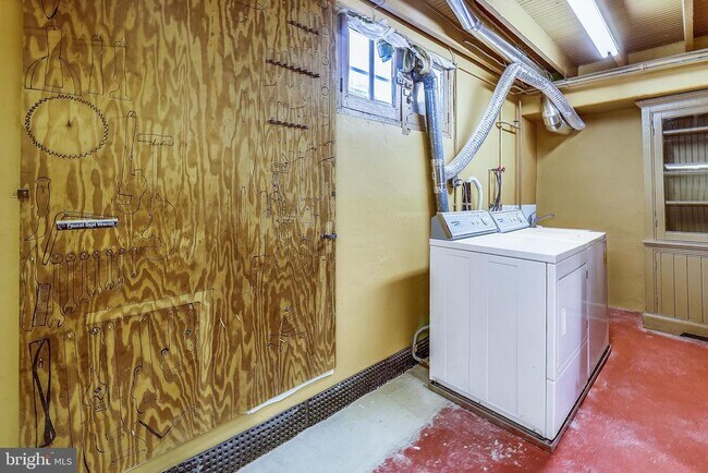 Building Photo - 1321 Maple Ave