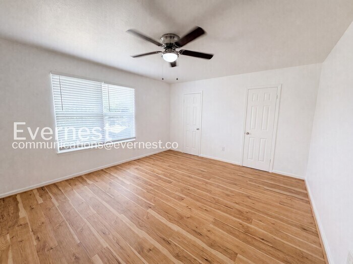 Building Photo - 707 Valley View Dr