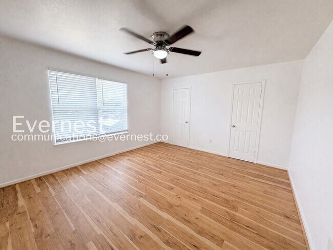 Building Photo - Spacious 2Beds 2Baths Townhome with Fenced Yard and Garage! / Available Now!