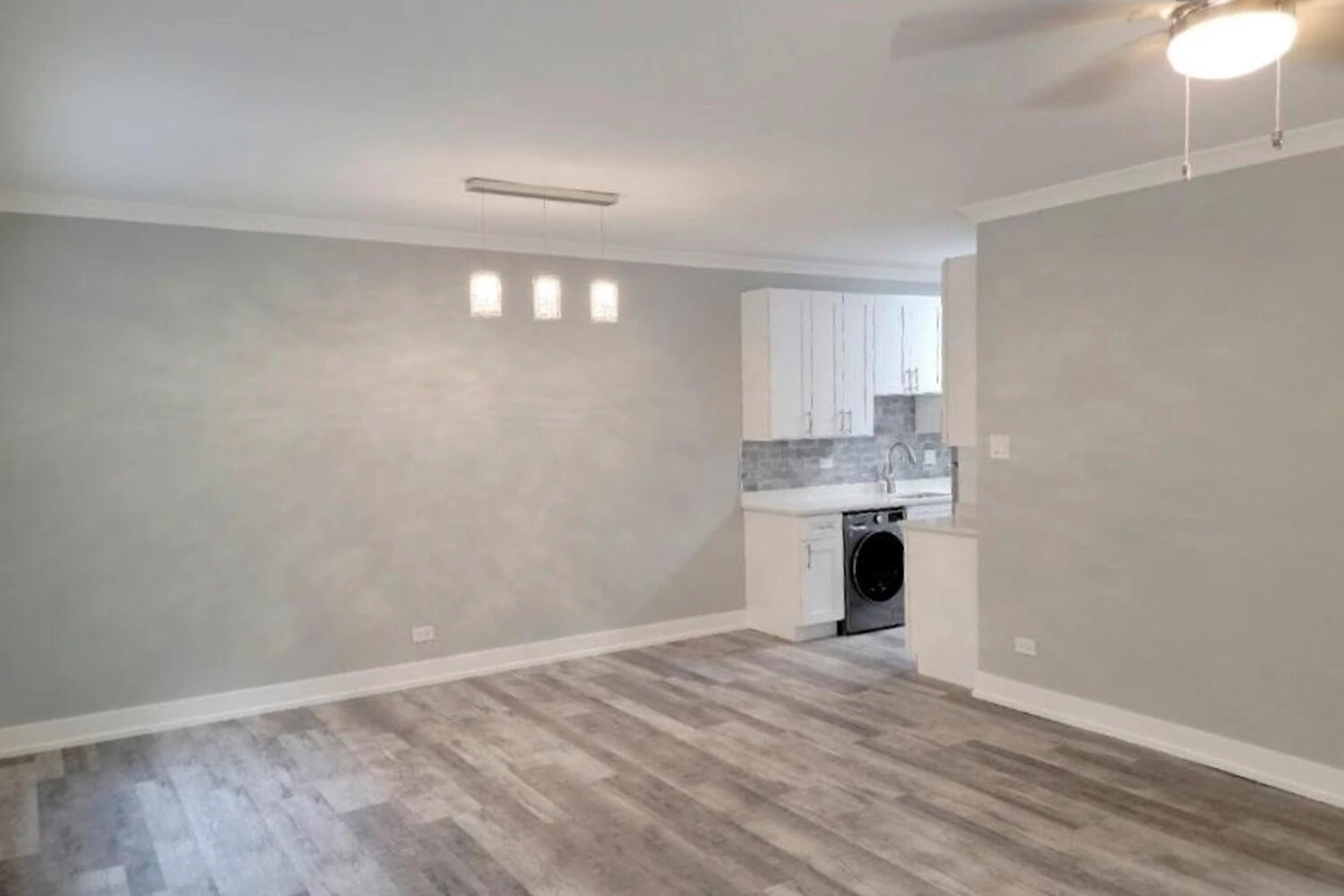 Building Photo - 727 W Roscoe St