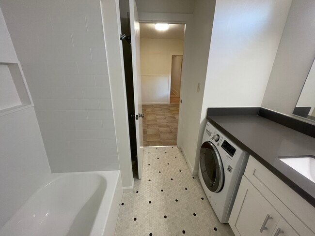 Full bathroom - 2423 Roosevelt Ave