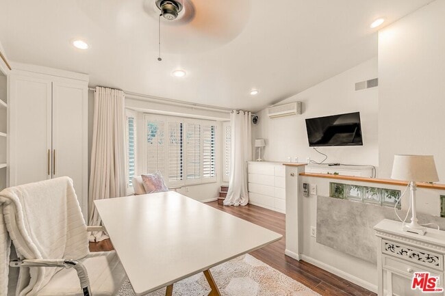 Building Photo - 14050 Magnolia Blvd