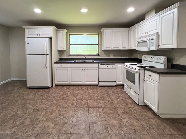 Building Photo - Centrally Located 3BR/2BA House - Availabl...