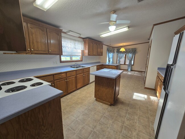 Building Photo - New Listing!!