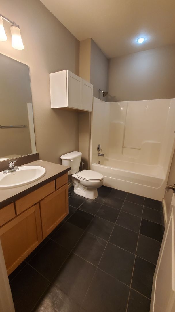 Building Photo - 40 E Maple St