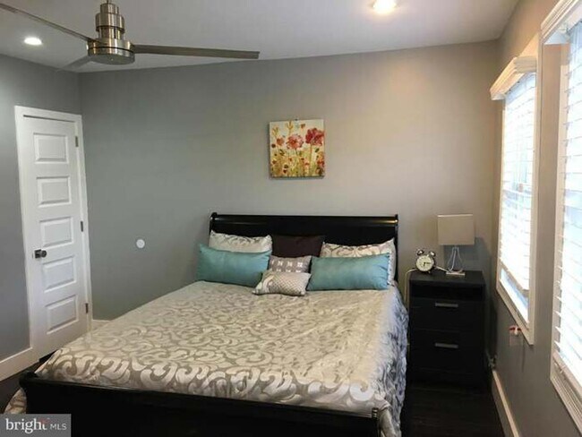 Building Photo - Spacious Townhome with Off Street Parking
