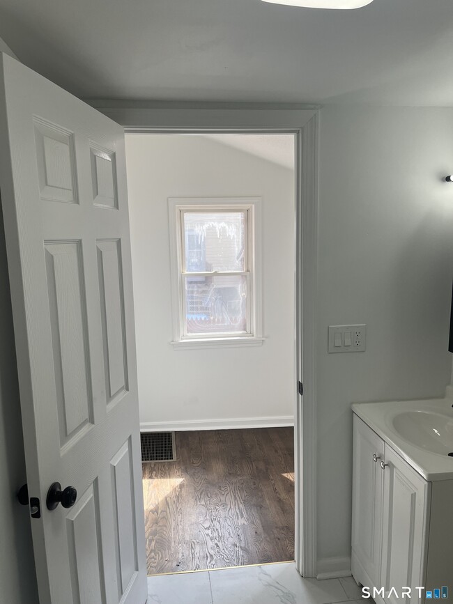 Building Photo - 52 Pearl St