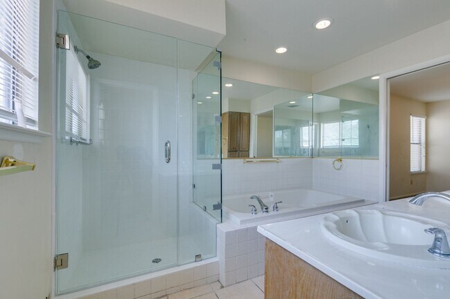 Building Photo - 2nd Floor Condo Near UNLV