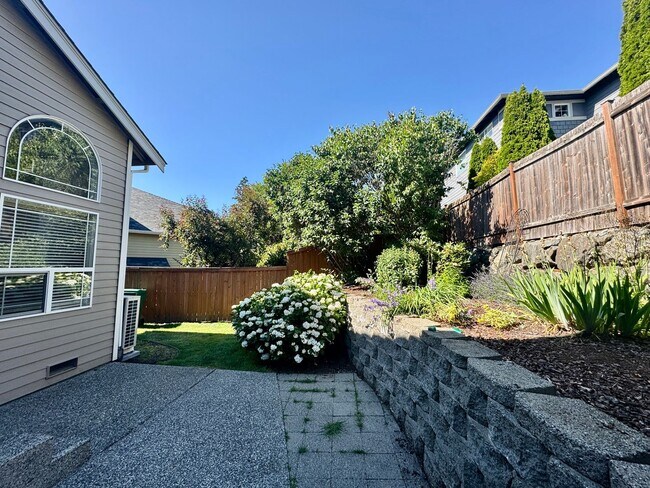 Building Photo - Bothell Townhouse