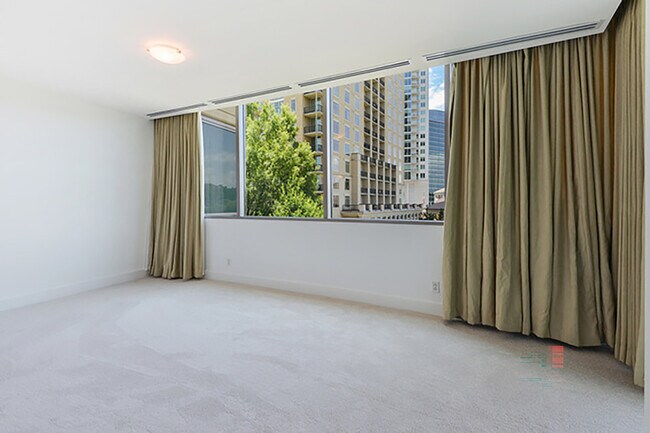 Building Photo - 700 Park Regency Pl NE