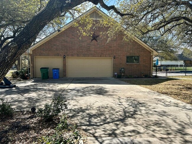 Building Photo - 121 Post Oak Ln