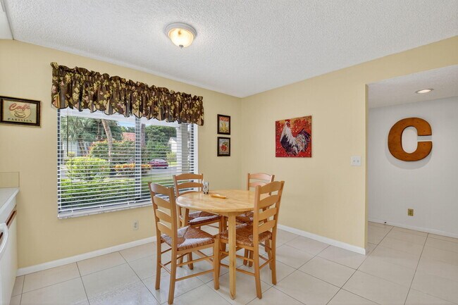 Building Photo - 5560 Fairway Park Dr