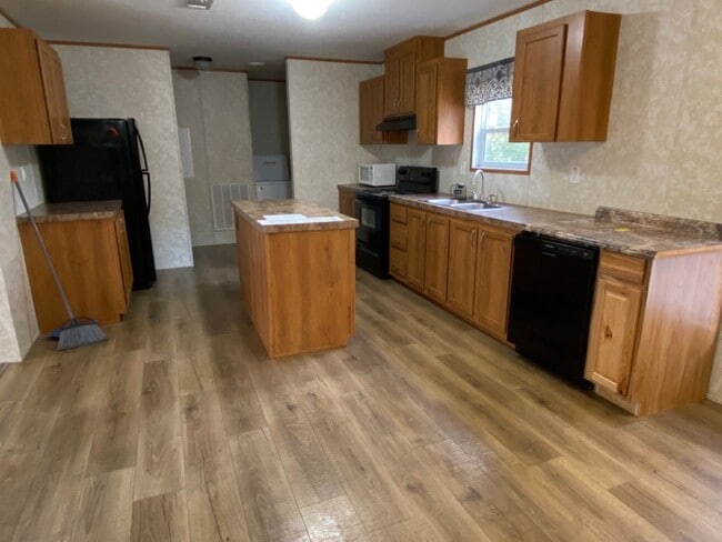 Building Photo - Newer 3 bedroom, 2 bath manufactured home ...