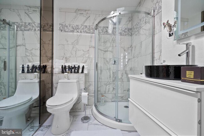 Building Photo - 2737 E Country Club Rd