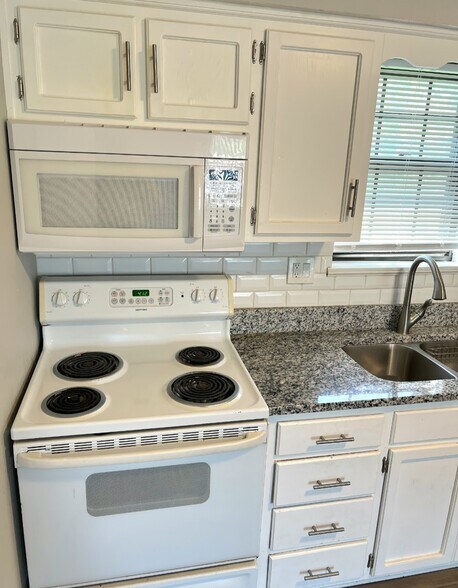 Building Photo - 800 NE Ball Dr