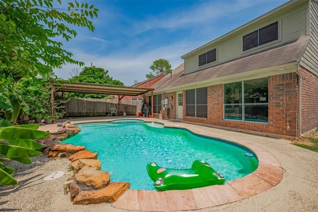 Building Photo - 9911 Villa Verde Dr