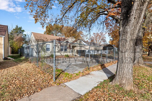 Building Photo - 1249 N Pershing St