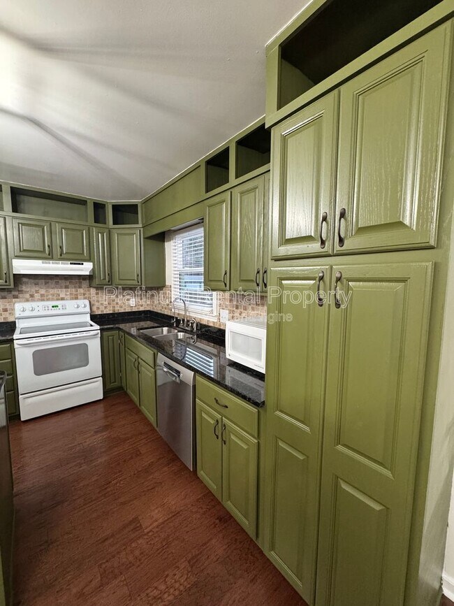 Building Photo - 1886 Benson Ave SE