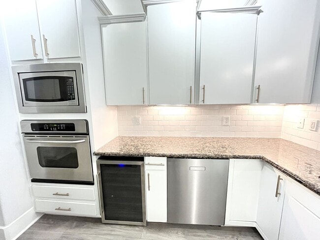 Building Photo - BEAUTIFUL CONDO WITH AMENITIES NEAR VANDER...