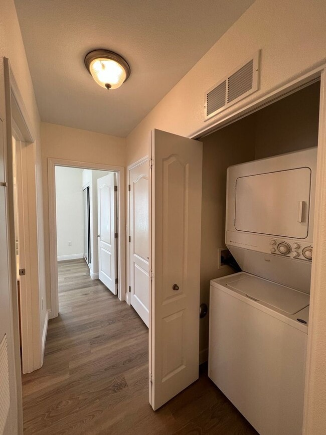 Building Photo - Beautifully remodeled 3 bedroom 2 bathroom downstairs condo right next to the pool!!