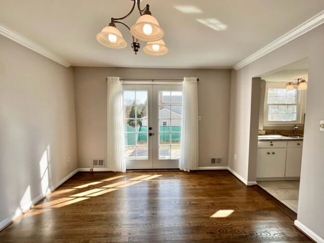 Building Photo - Beautiful and updated 4 BR 2.5 BA with gar...