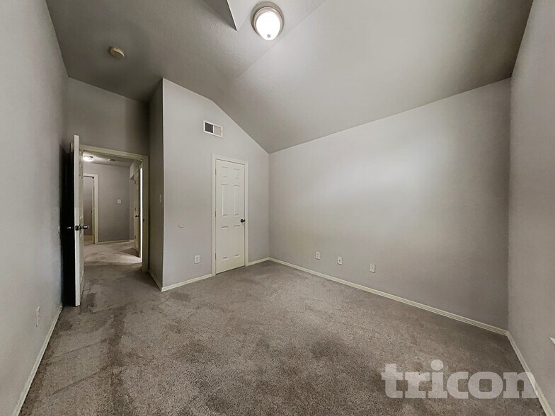 Building Photo - 2205 Highland Hills Dr