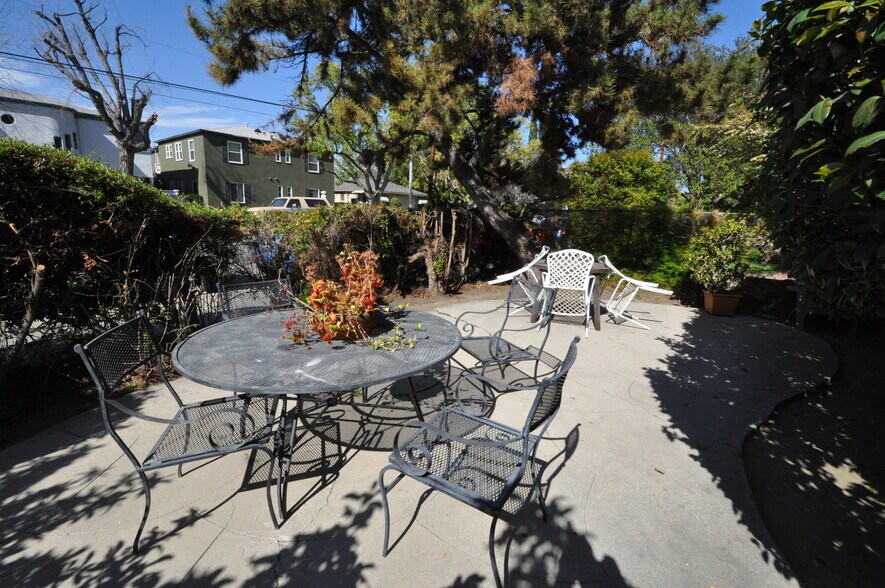 Building Photo - 10924 Camarillo St