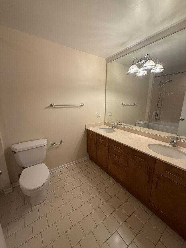 Building Photo - Great 1 Bedroom/1 Bath Great Location Close to Entertainment and Transportation!