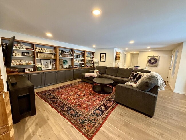 Building Photo - Designer 4 Bedroom Home with Sauna and Walk-Out Lower Level - Available May or June 1st