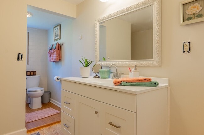 Building Photo - Charming updated 2 bedroom 1 bath home in ...